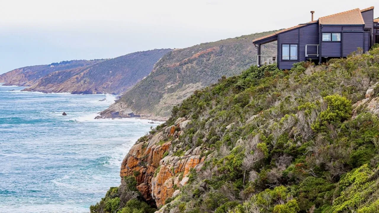 Cliff Top Houses holiday home perched above the coastline in Ballots Nature Reserve, Garden Route